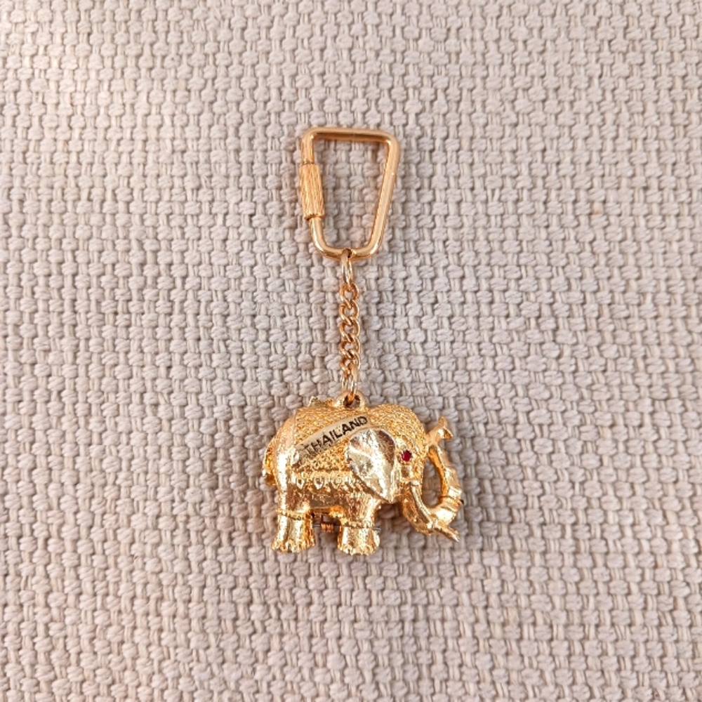 Bangkok Gold Tone Elephant Souvenir Keychain - Picture 2 of 6